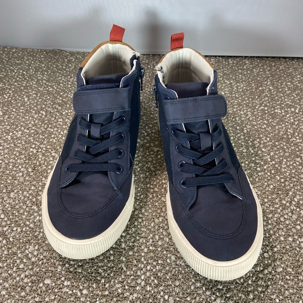 Boys Cat & Jack Stylish Navy High-Top Sneakers size 4 with side zippers.
